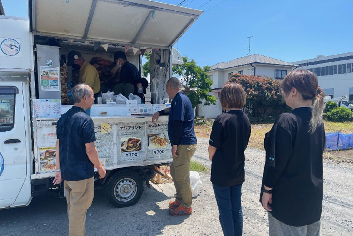 ランチタイムにキッチンカー エビおじさんのケバブ様 ご出店